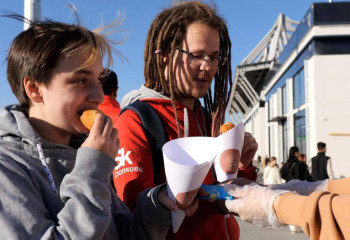 Бауырсаки объединяют: волонтёры Астаны раздали более 100 кг угощения на Всемирных играх кочевников