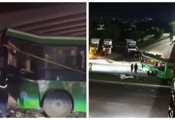 Алматыда автобус көпірден құлап кетті