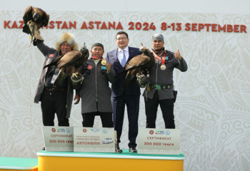 Құсбегіліктен өткен жарыстың «Бүркіт салу» санатындағы жеңімпазына автокөлік кілті табысталды