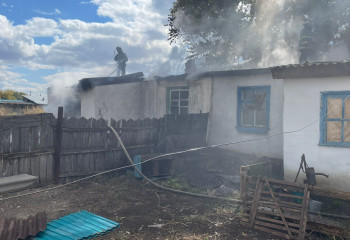 В двухквартирном доме в ВКО вспыхнул пожар