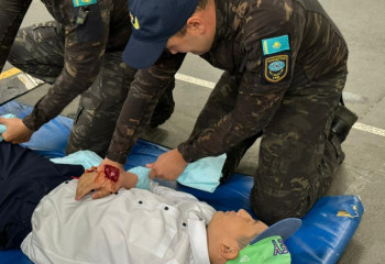 Приходить на помощь первыми: пожарные и спасатели соревновались в ВКО