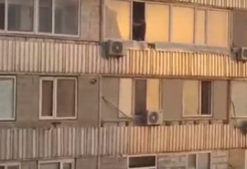 Ақтауда ер адам өзіне пышақ сұғып, төртінші қабаттан секіріп кетті