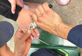 Атырауда сақинасын шеше алмай қалған оқушыға құтқарушылар көмектесті