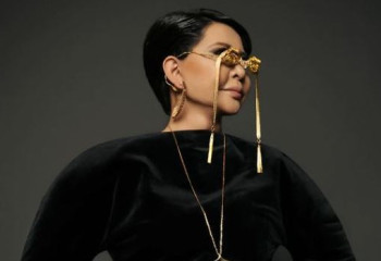 Роза Рымбаева жаңа образымен оқырманын тамсандырды