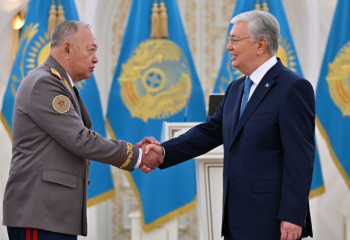 Президент Сәт Тоқпақбаевқа Алтын жұлдыз бен «Отан» орденін табыстады