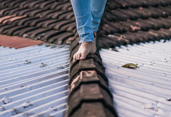 В Алматы две девочки упали с крыши высотки