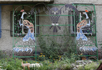 Алматинец создал сказочный парк во дворе многоэтажного дома