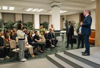 Олаф Шольц астаналық студенттермен кездесті