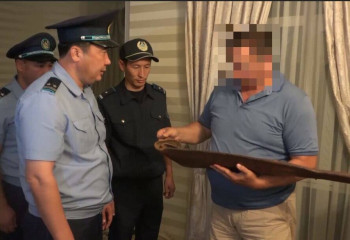 Түркістан облысының тұрғындары полицияға 100 қару тапсырды