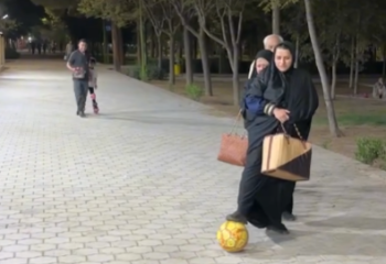 Ирандық әже көпшілікті футболдағы техникасымен тәнті етті