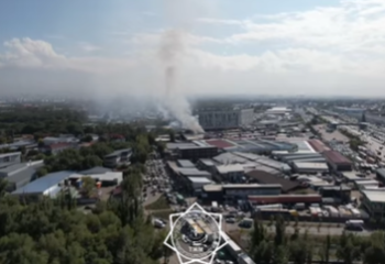 Крупный пожар на барахолке в Алматы: огнеборцы не могли проехать из-за припаркованных автомобилей