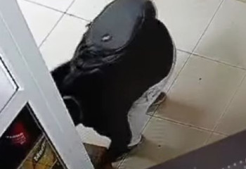 Астана ер адам дүкендегі бір қорап сұйық майды оп-оңай ұрлап кеткен