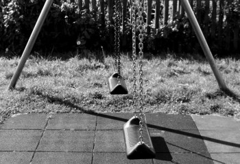 Ақтөбеде 9 жастағы бала әткеншектен құлап, көз жұмды