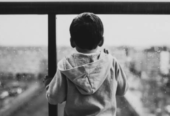 Атырауда 4 жасар бала терезеден құлап, мерт болды