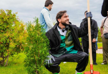 Астанада танымал әнші Jony көшет отырғызды