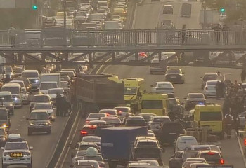 Алматыда бір мезетте 10-ға жуық автокөлікке зақым келді