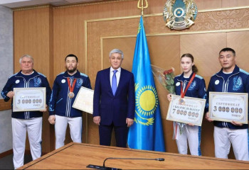 7 млн тенге и квартиры подарили карагандинским призерам Паралимпиады