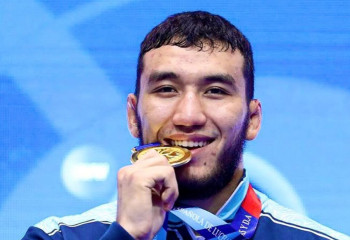 Еркін күрестен әлем чемпионы Ризабек Айтмұхан сүйіктісіне ұсыныс жасады