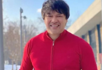 Әнші Бүркіт енесіне көлік сыйлады