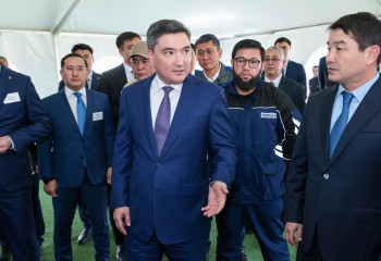 Olzhas Bektenov checks fulfilment of President's instructions on Zhanaozen development and gets acquainted with gas processing plant construction