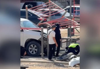 В Жанаозене внедорожник врезался в детскую площадку