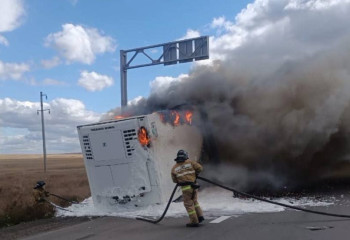 Спасатели Акмолинской области оперативно потушили загоревшийся грузовик
