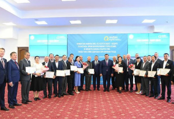 Отличившимся на работе кызылординцам вручили денежные сертификаты и путёвки в санаторий