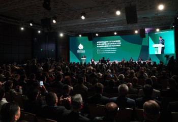 Увеличение добычи нефти и развитие нефтехимии: Алмасадам Саткалиев выступил на конференции KIOGE