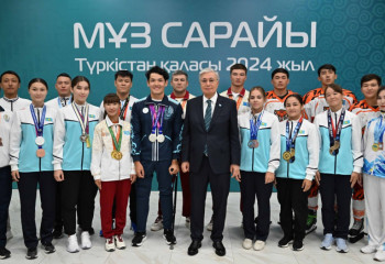 Глава государства посетил ледовый дворец в Туркестане