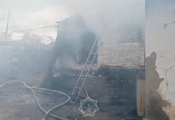 Мужчина получил ожоги и попал в больницу, пытаясь потушить горящий дом в ВКО