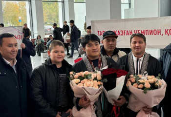 Астаналықтар әлем чемпионы Едіге Ембердіні әуежайдан қошеметпен қарсы алды