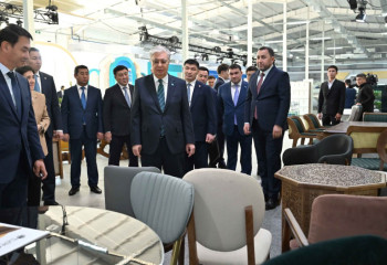 Тоқаев білім беру мекемелеріне арналған жиһаз шығаратын компания өнімдерін көрді