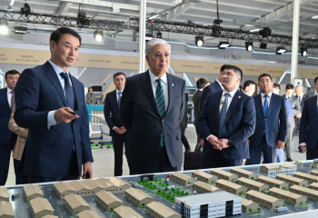Президент ознакомился с предприятиями индустриального парка SPK TURKISTAN
