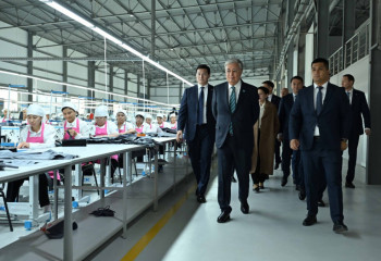 Мемлекет басшысы Түркістан облысындағы тігін фабрикасын аралап көрді