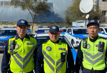 Атырауда полицейлер судан құтқарылған ер адамға алғашқы көмек көрсетті