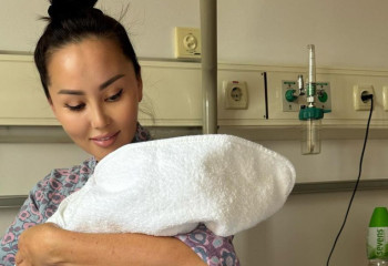 Баян Алагөзова кішкентай қызын қырқынан шығарды