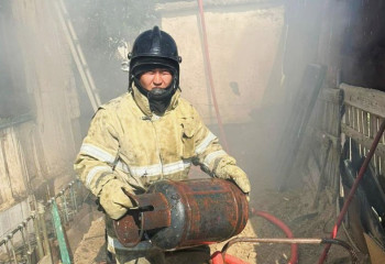 Пожарные области Улытау вынесли из огня газовый баллон
