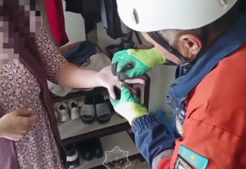 Снять кольцо – задача непростая: помощь спасателей понадобилась жительнице Алматинской области