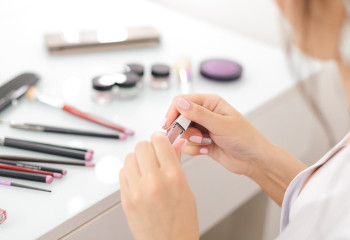 Тараздық әйел дүкеннен шамамен 58 мың теңге тұратын косметиканы оп-оңай ұрлап кеткен