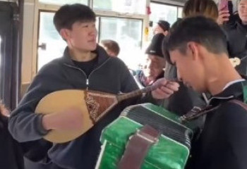 В День труда в Семее артисты исполнили музыкальные номера в автобусах