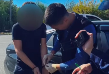 Атырауда есірткі таратумен айналысқан екі күдікті қылмыс үстінде ұсталды