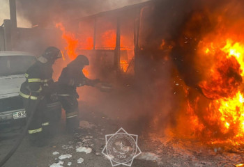 В Западно-Казахстанской области пожарные потушили горящий автобус