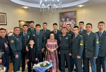 Әскери қызметшілер Бибігүл Төлегенованы мерекемен құттықтады