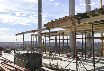 Оралда «үй салумен» айналысқан алаяқтар 7 жылға сотталды