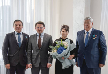 «Ғарышкер болғым келді»: Жаслан Мәдиев Тоқтар Әубәкіровті ғарышқа алғашқы ұшқан күнімен құттықтады