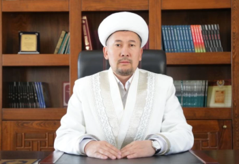 Түркістан облысының бас имамы кімнен ақша жинап жүр?