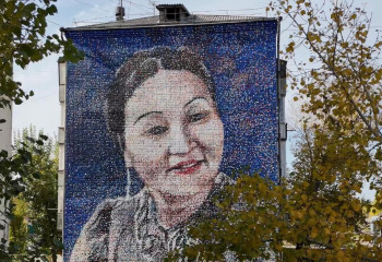 Мурал в честь Куляш Байсеитовой создали на стене здания в Астане