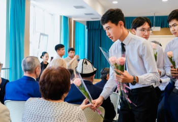 Ветераны педагогики столицы получили благодарности за свою работу