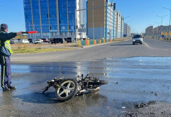В Семее мотоцикл загорелся после столкновения с автомобилем