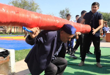 74-летний дедушка-силач из Туркестана поразил на конкурсе силой и выносливостью